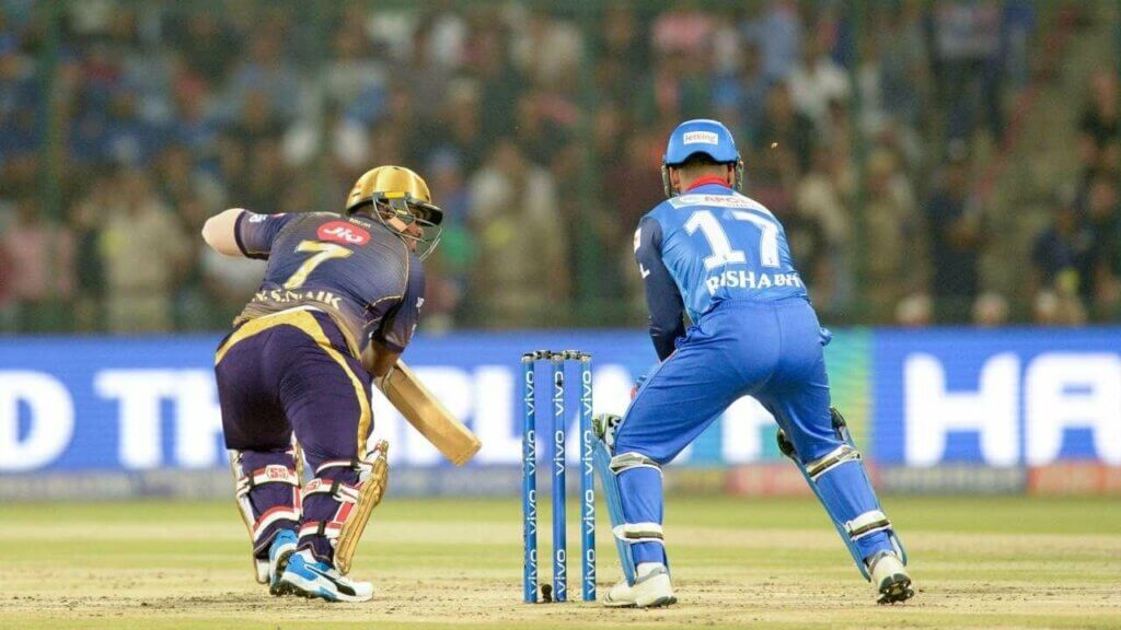 Both KKR and DC players on the cricket field.